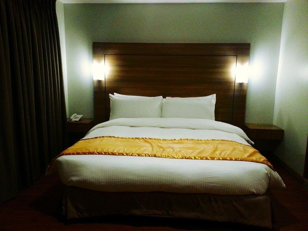 Vista Real Hotel Tagaytay City Zewnętrze zdjęcie