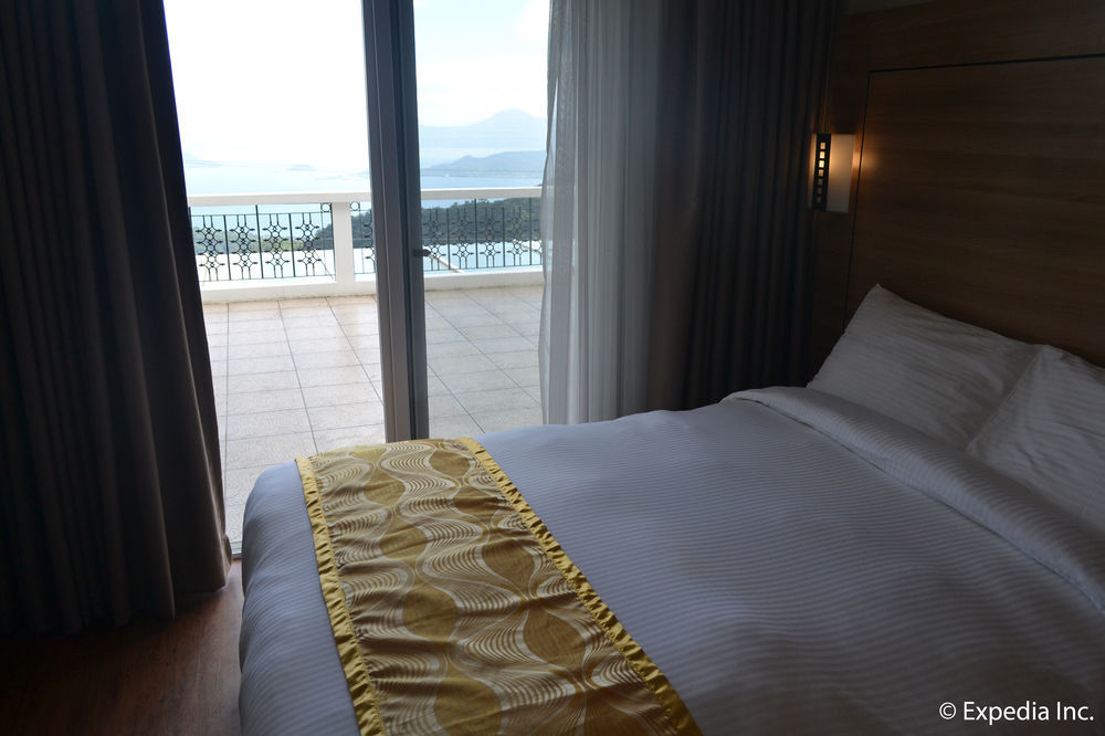 Vista Real Hotel Tagaytay City Zewnętrze zdjęcie