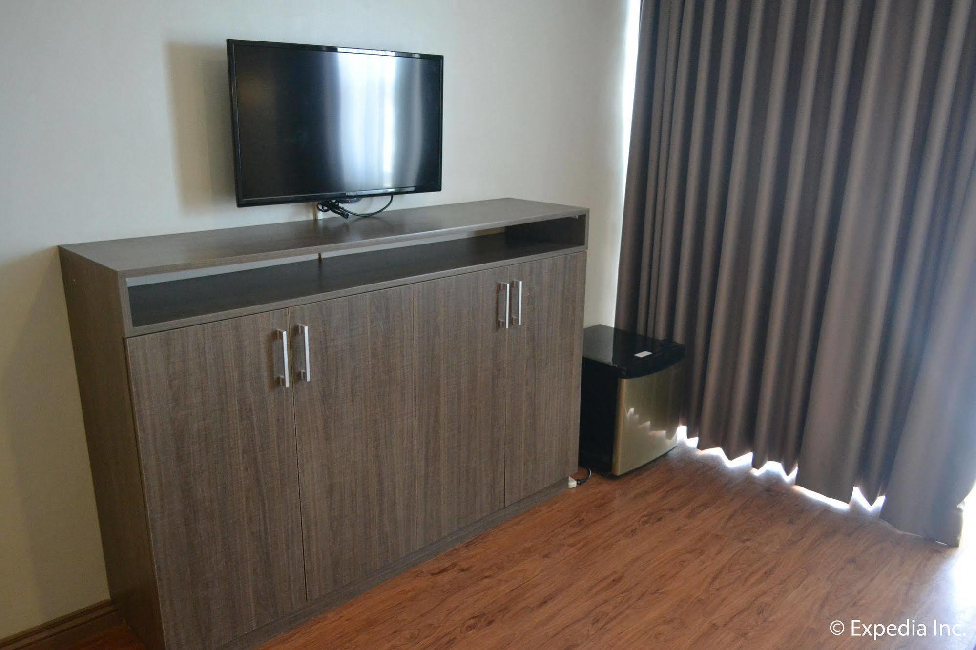 Vista Real Hotel Tagaytay City Zewnętrze zdjęcie