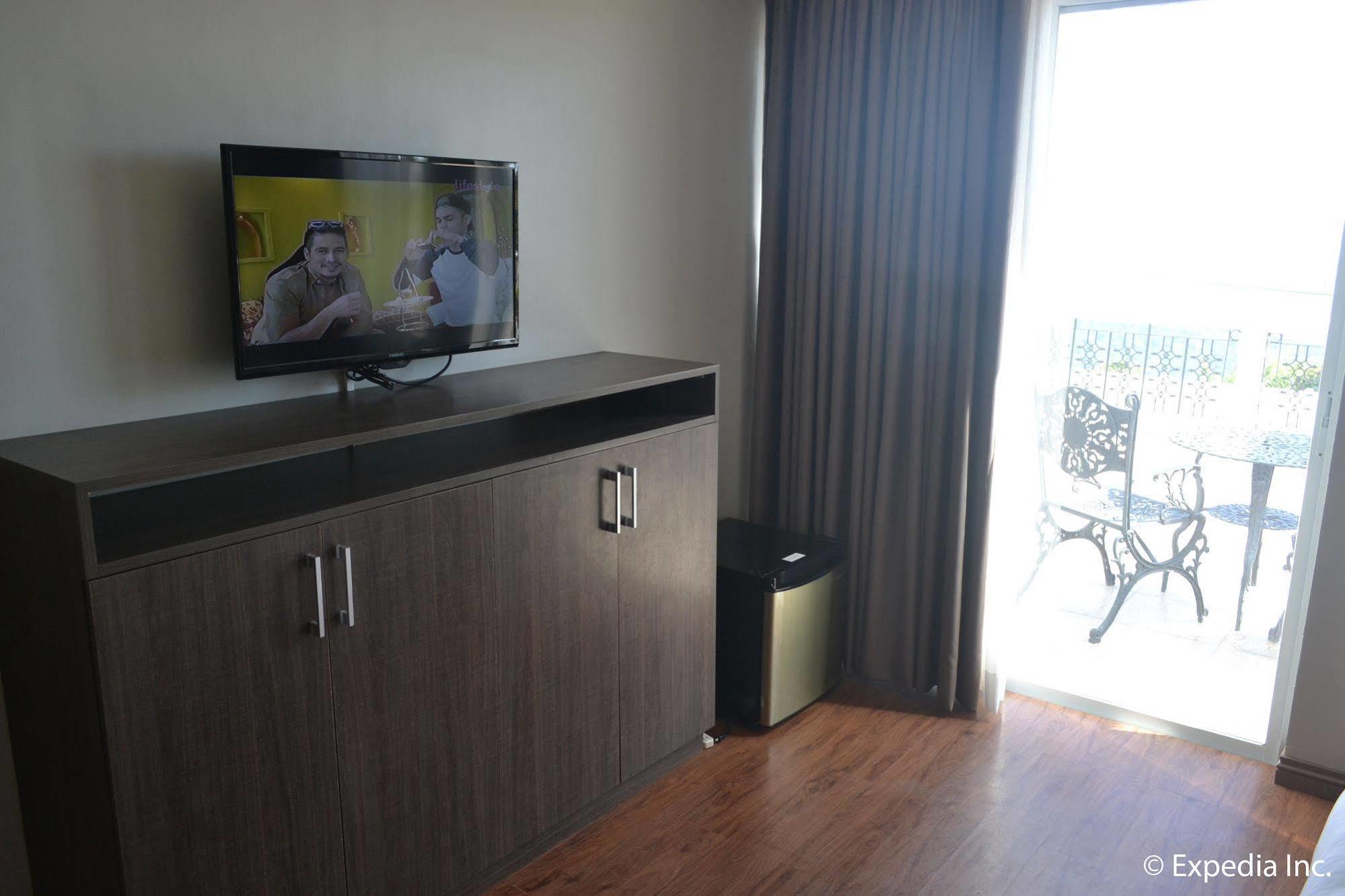 Vista Real Hotel Tagaytay City Zewnętrze zdjęcie